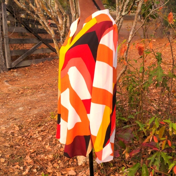 Vince Camuto Bold Autumn Colors of Gold/Orange/Brown/Black Abstract Pattern V-Ne - Picture 7 of 15